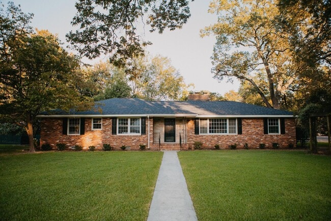 Building Photo - 946 Magnolia St SE