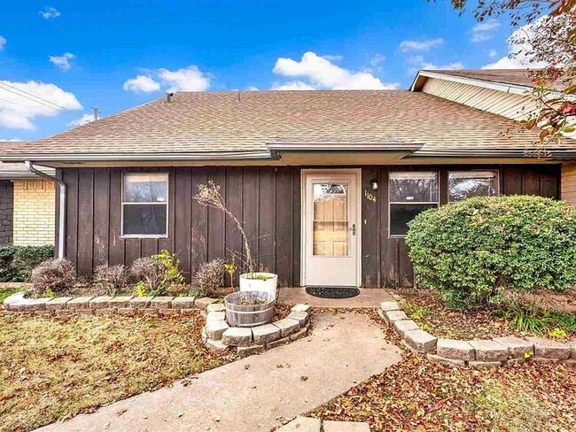 Building Photo - 2 Bed, 2 Bath Townhome | 1,600 Sq Ft | Near 52nd Gate