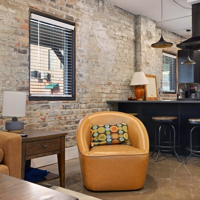Get comfy! - 14 Bank St Unit 18 Bank Street The Teller