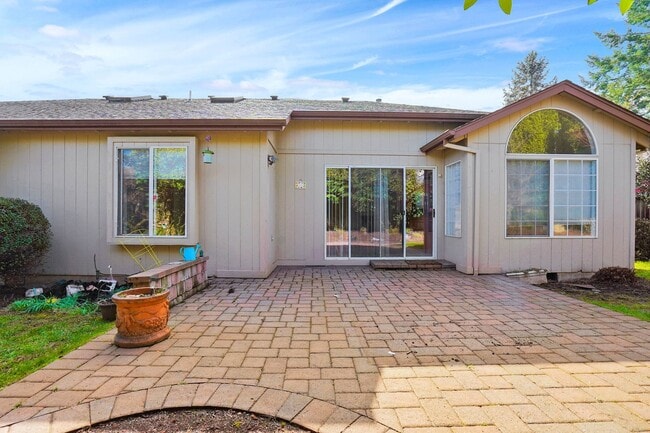 Photo - Spacious 3 bed, 2 bath with office (office can be used as 4th bedroom).