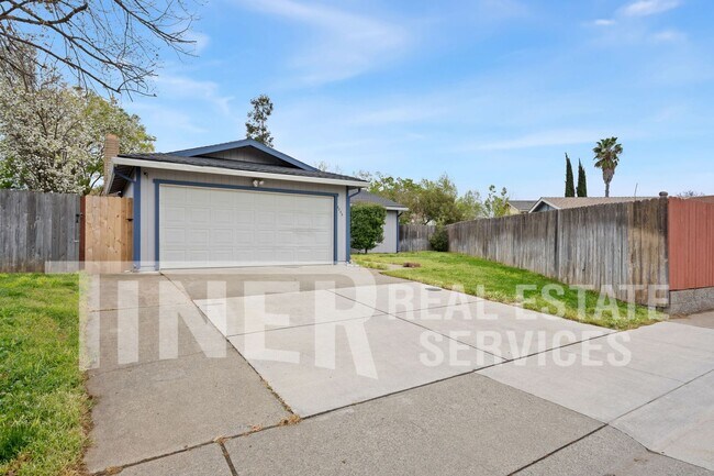 Photo - Modern 3 Bedroom Rosemont home with large ...