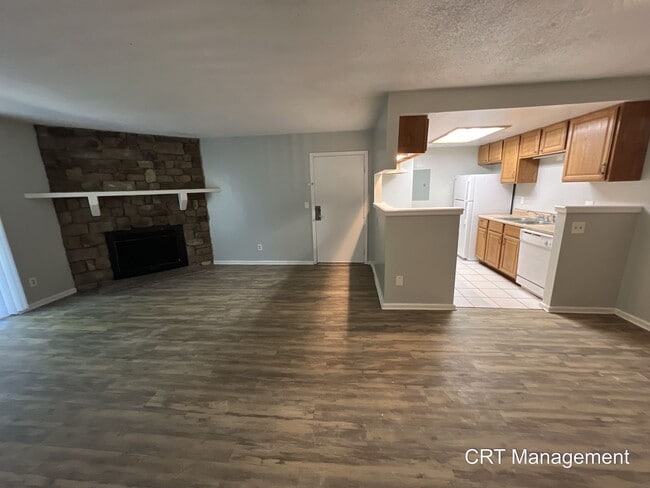 Building Photo - Gound level 3-bedroom 2 Bathroom Condo in ... Unit 101