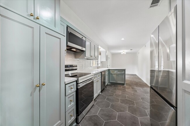 Photo - 2203 Bron Holly Dr