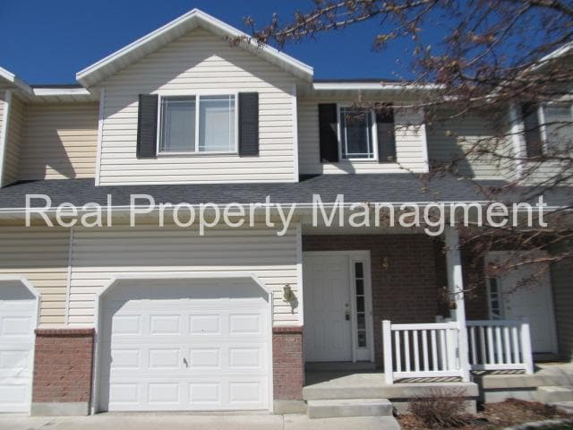 Building Photo - 3 Bedroom Townhome in Smithfield. Available for August move in!