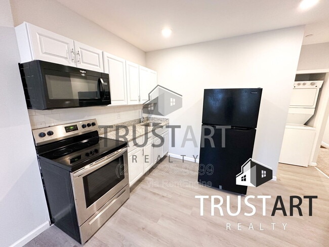 Building Photo - 2404 W Thompson St Unit A