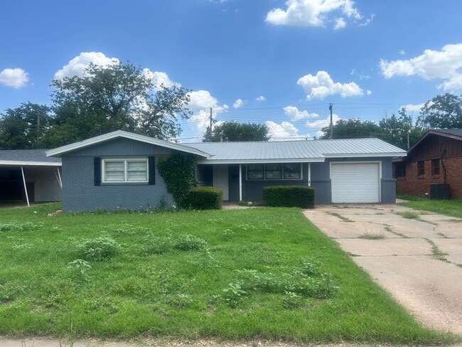 Building Photo - 3 Bed 2 Bath Move In Ready!