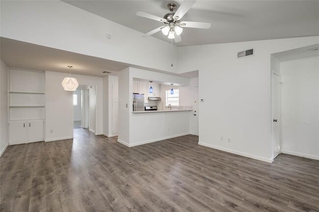 Photo - 900 King Albert St