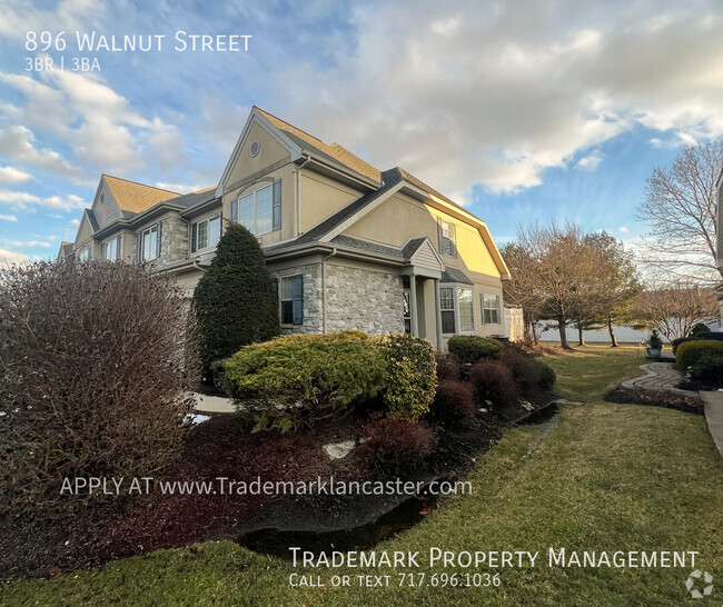 Building Photo - Spacious New Holland Town Home