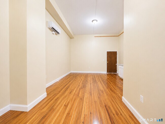 Photo - 105 Bank St Unit 1E