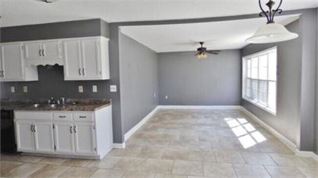 Photo - 2868 Hampton Court Rd N