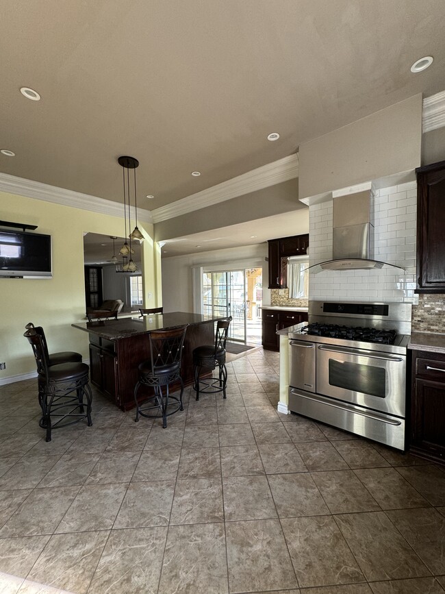 Island in kitchen with easy seating for 6 - 2524 Fairmount Ave Unit Main House