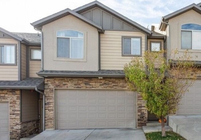 Building Photo - 3 bdrm 2 1/2 bth TownHome 2 Car Garage-Dog...