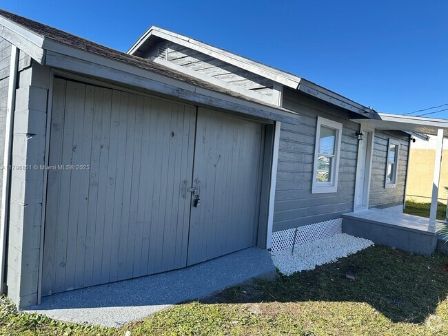 Building Photo - 810 N Combee Rd Rental