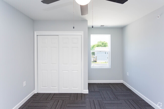 1BR, 1BA - 700 SF
