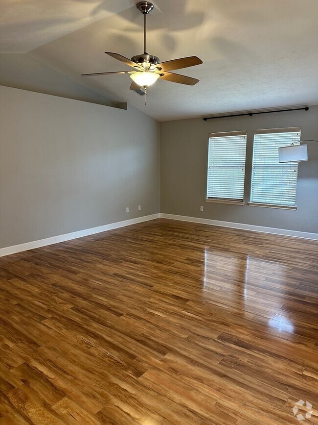 Building Photo - 3/2 Updated with Fenced Yard Rental
