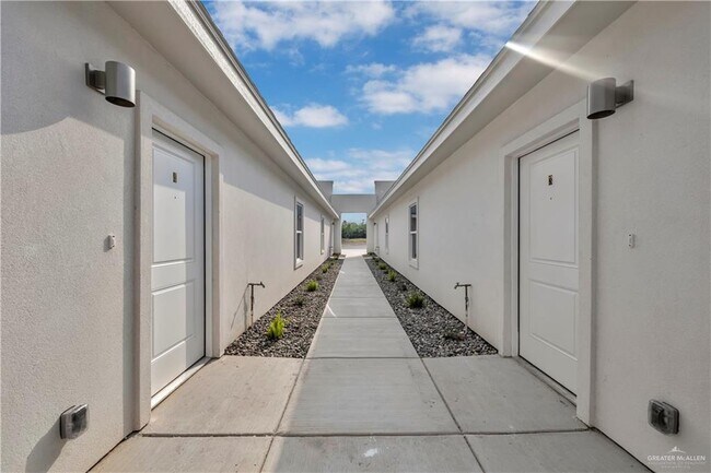 Photo - 33 Medina Drive Service Rd Unit 1