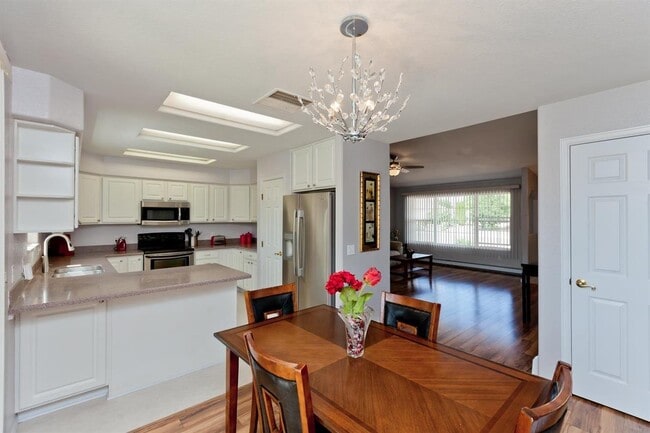 Photo - 541 Shanne St