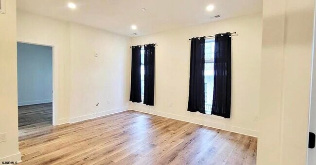 Photo - 124 St James Pl