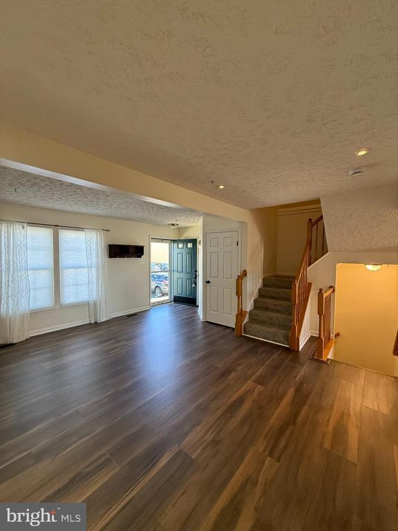 Photo - 1064 Jeanett Way