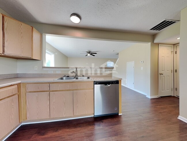 Photo - 424 Hartford Ct