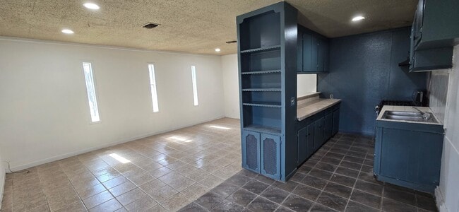 Photo - 206 Raymac St