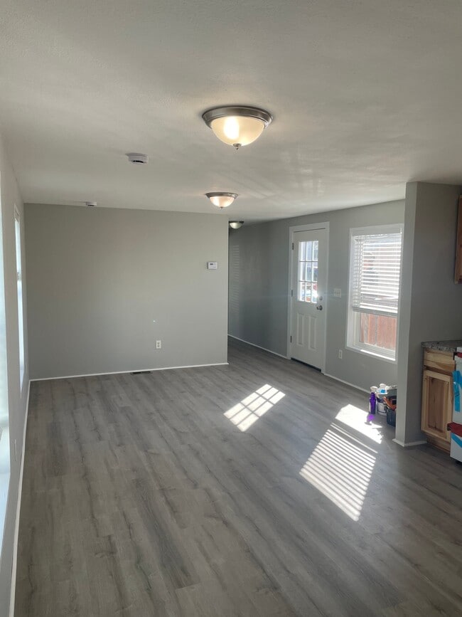 Photo - 2010 River Dr N