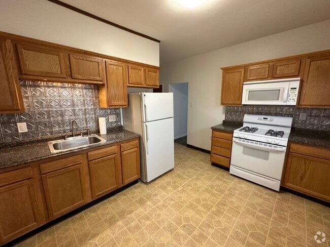 Building Photo - 87 Oak St Unit 1st-Floor Rental