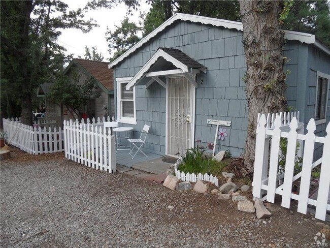 Building Photo - Cozy 2 bedroom, 1 bath cabin Rental