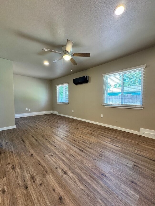 Photo - Available Now! 3 Bed/1.5 Bath Close to Downtown Lodi