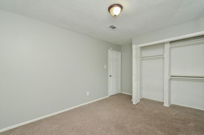 Building Photo - 4522 Donalbain Dr