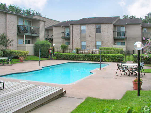 Pool - Bayou Bend Apartments
