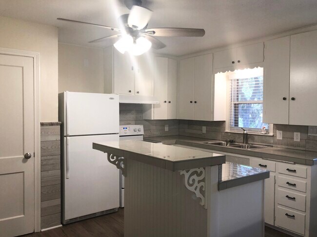 Photo - 1002 Hazelton St