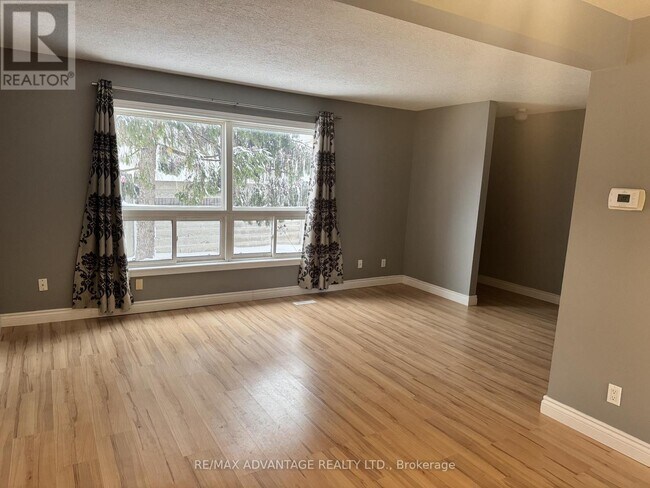 Photo - 89 Highview Ave E