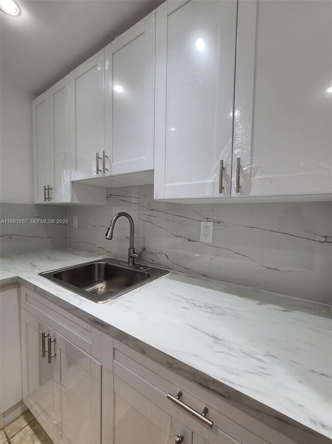 Photo - 17570 Atlantic Blvd Unidad 501