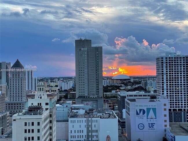 Photo - 133 NE 2nd Ave Unidad 811