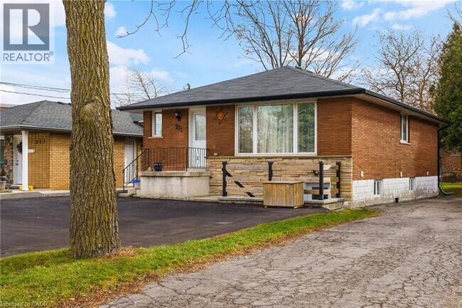 Photo - 271 Mohawk Rd W