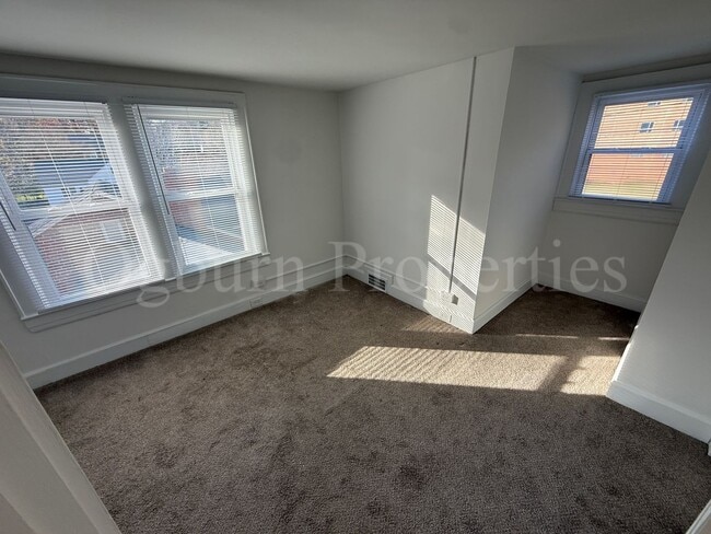 Photo - 2046 Queen St