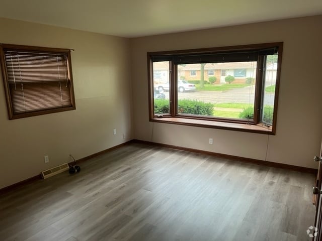 Building Photo - 4415 S 5th Plz Unit #Lower Rental