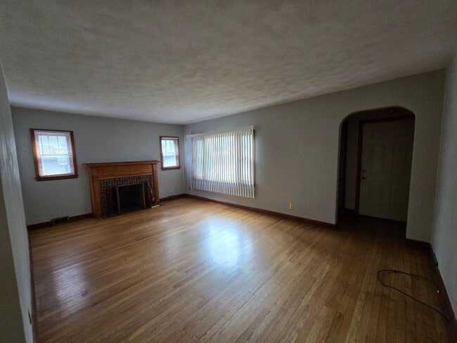 Building Photo - 2 Bedroom House