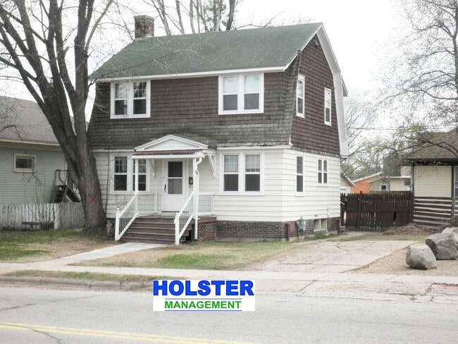 Building Photo - 3 Bedroom Single Family Home w/ Hardwood Floors