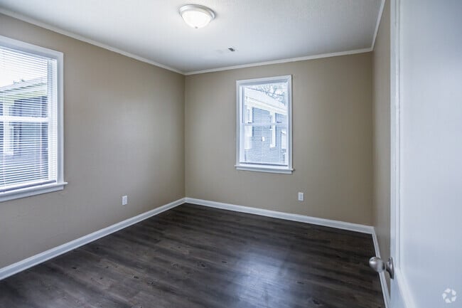 2 BR, 1 BA - 700 SF