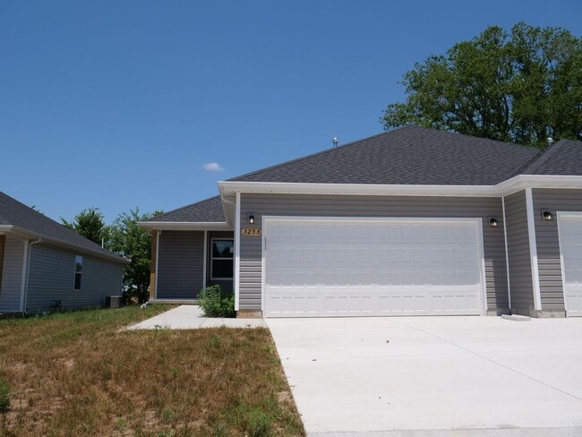 Building Photo - 3 bedroom duplex Aurora, MO Rental