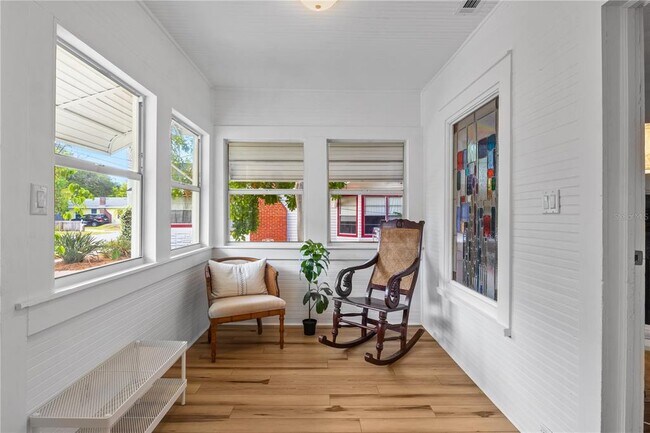 Photo - 918 16th St W