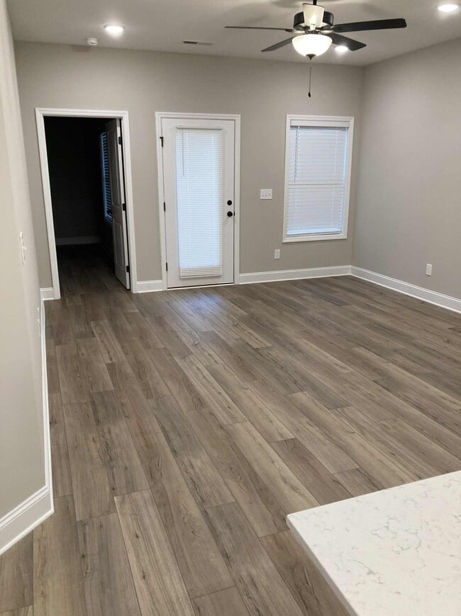 Photo - 434 Ronnie Drive SE