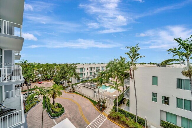 Photo - 2100 Van Buren St Unidad 421