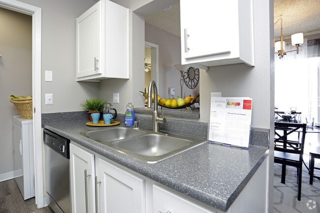 2BR, 2BA - 1000 SF