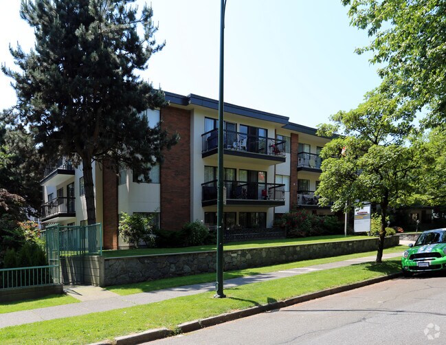 Building Photo - The Royale