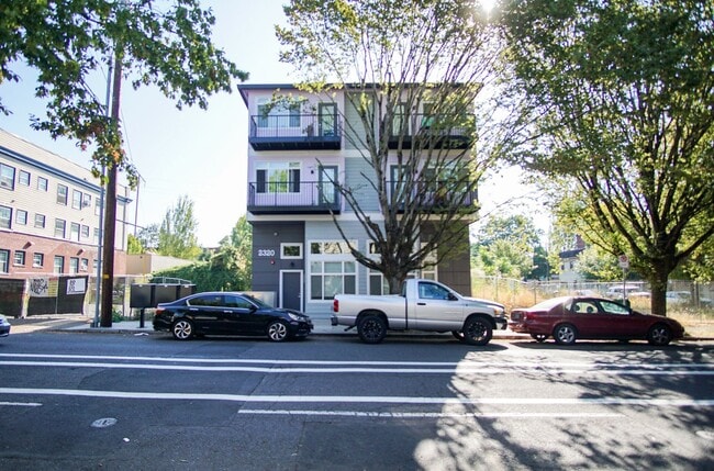 Building Photo - Modern Top-Floor Studio with Condo-Grade Finishes & SUMMER SAVINGS! Unit 304