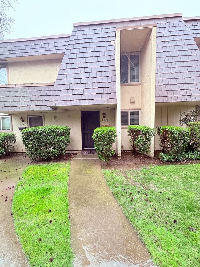 Building Photo - 5959 Vía Casitas