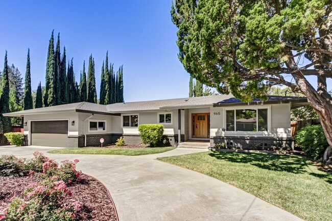 Building Photo - High-End 4-Bedroom Retreat | Designer Kitchen | Resort-Style Backyard & Pool!